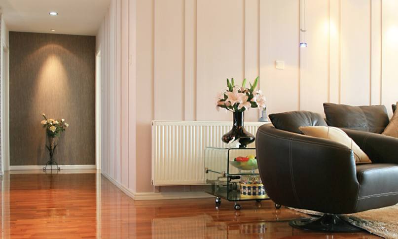     在我們挑選暖氣片時，不僅要看價格，還要看產品和服務，才能避免吃虧上當。

    選擇暖氣片從哪些角度出發?

    1.看材質

    材質影響到產品的使用和壽命。廠家選擇的材質過關，不僅在使用中減少漏水等問題，還能夠延長暖氣片的壽命。用戶在挑選材質時，可以咨詢一下鋼管或銅管的壁厚，一些特殊產品的片頭和壁厚是不同的，片頭需要加厚，才能抵抗住常年侵蝕。材質要求均勻，無凸起，無水波紋。

    2.看安裝

    很多廠家都有自己的安裝隊，或者有固定合作的安裝隊。安裝人員統一持證上崗，經驗豐富。對自己工廠的產品也比較了解，在測量、方案設計中考慮細致全面。暖氣片安裝時噪音小，測量、打孔、懸掛、打壓等步驟齊全考究，接口緊密，管路布局橫平豎直，彎管接頭少。

    3.看工藝

    暖氣片的生產工藝和品牌廠家密不可分。有些不良小廠家采用回收二手暖氣片，簡單去銹刷漆之后再投放市場，雖然暖氣片價格很便宜，但這種暖氣片往往使用不了一兩年就會漏水。真正品質好的暖氣片，往往通過下料、打孔、焊接、組裝、打壓、打磨、噴涂等幾十道精細工序生產而成，后還有嚴格的質檢。這樣的暖氣片使用起來才會安心。

    4.看售后

    正規產品都有相關的質保協議，在質保期內出現質量問題可以免費更換，因為暖氣片的品質問題給用戶造成的財產損失，還可以通過保險賠付。強大妥善的售后不僅是品牌實力的體現，也是產品過硬品質的體現。

    5.看品牌

    一款品牌形成往往需要多少年的沉淀和口碑傳播，才能在市場上占領一席之地。品牌類廠家，不僅有實力在選材、工藝方面投入較高的成本，在后期服務上也有相關的保障。一旦產品出現問題，可以免費更換，出現暖氣片不熱等問題，還可以上門維修。不會出現暖氣片漏水等問題找不到廠家、相互推卸責任等問題。

    挑選暖氣片時，不僅要看價格，還要看產品和服務，才能避免吃虧上當。

    更多資訊盡在鼎格舒適家，免費設計方案和報價。鼎格舒適家www.wowd.cn(全稱四川鼎格舒適家科技有限公司)是知名成都地暖公司，專業提供地暖，暖氣片，中央空調，新風，凈水系統的銷售，設計，安裝等服務。